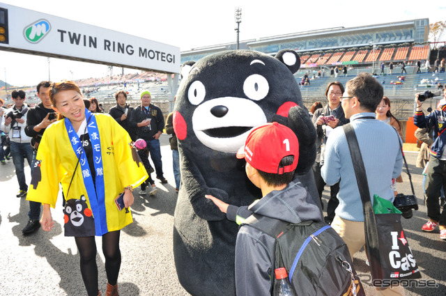 サーキットを駆け回る「くまモン」