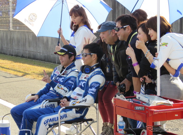 スタート前の#25 陣営。グリッド上でタイヤ無交換への作戦変更を決めたという(中央には春雄監督の姿も)。