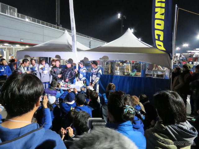 夜のパドックでは、土屋と松井がチームを支える人たちと簡易版祝勝会を開くという、このチームらしいシーンも。