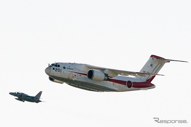 ぐるっと一周。逆光の中を飛んでいくXC-2とT-4。