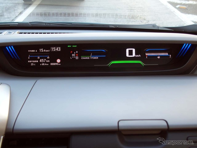 「信号活用運転支援システム」はメーター内左側に表示される