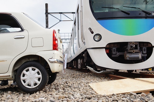 「列車と衝突したクルマは大破、運転者は体を挟まれて車内から自力脱出不可」という被害想定。