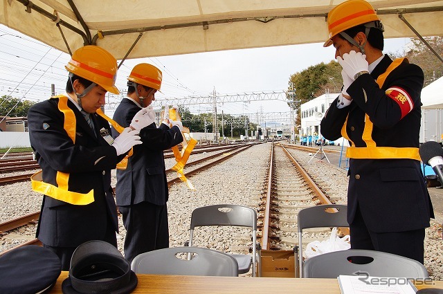 事故現場に近い玉川上水駅に事故情報が伝達され、駅職員が現場へ向かう準備を開始。