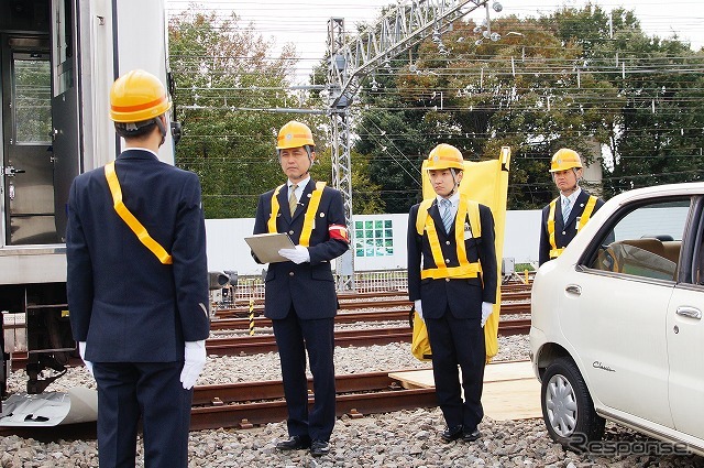 現場に到着後、ただちに乗務員から事故状況の報告を受ける。