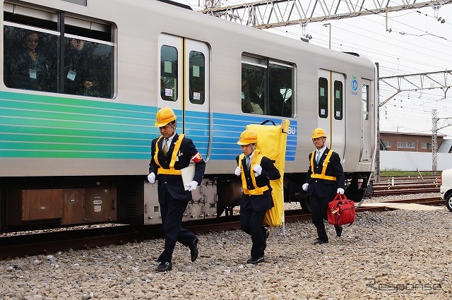 列車の側面に向かい、乗客を車外に脱出させるための準備を開始。