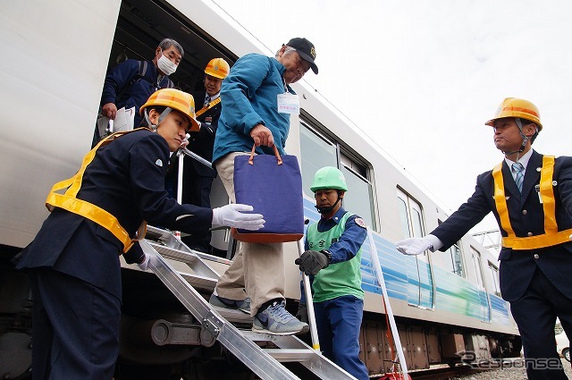 乗客の車外脱出を開始。最寄り駅までは職員が誘導していく。