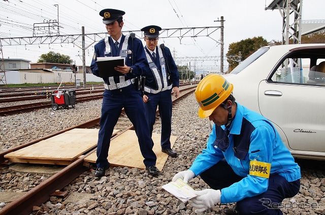 乗客の脱出と平行して警察の現場検証が開始。