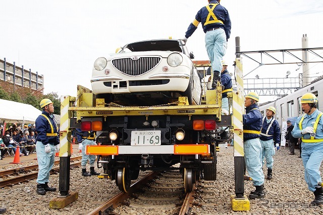 乗用車クラスまでであれば、そのままトラックの荷台へ。