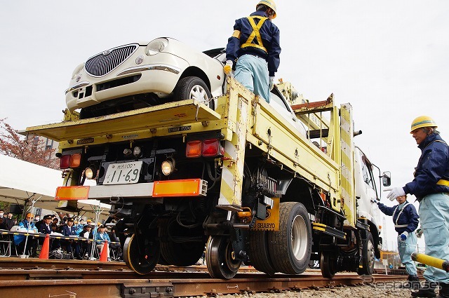 事故車の荷台への積載完了。平行して遮断機など踏切設備の修復も行われる。