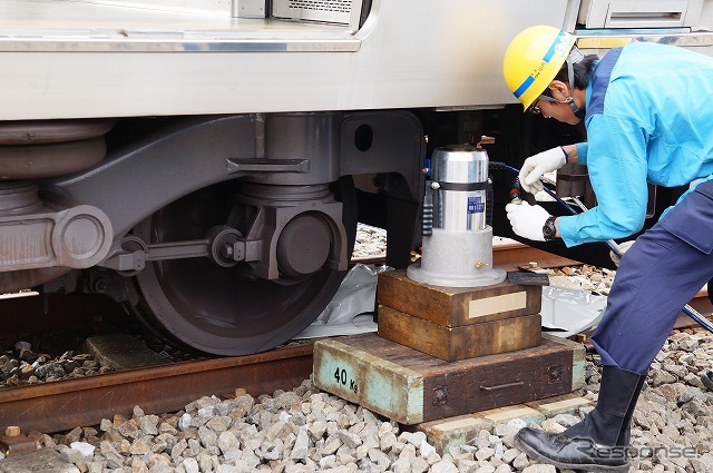 列車の下部に衝突したクルマの破片を巻き込んだという設定なので、それを除去するためのジャッキアップ準備。