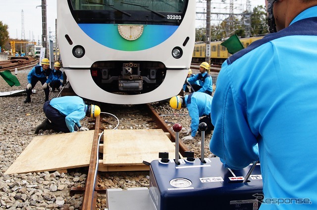 左右のジャッキを慎重に操作して電車の車体を上昇させていく