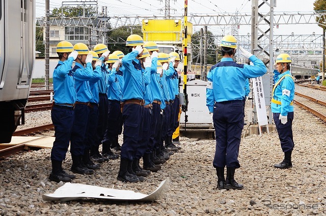 クルマを含めた障害物の撤去完了。引き続き線路点検を実施。運転再開への準備を進めていく。