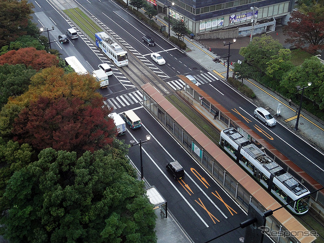 おりづるタワー12・13階から見えた広電「原爆ドーム前」電停