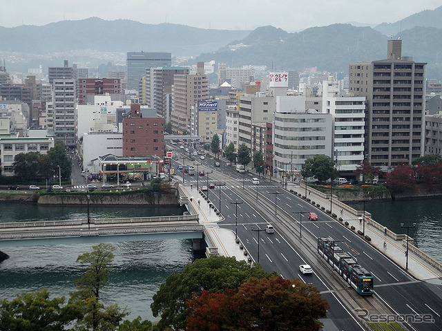 おりづるタワー12・13階から見えた広電と相生橋