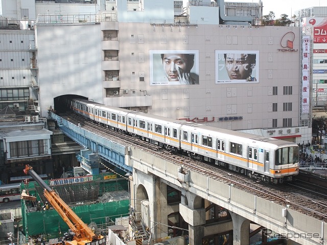 渋谷駅を発車した直後の銀座線01系(2013年)。1000系の製造完了に伴い姿を消す。