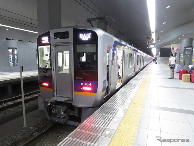 関西空港駅で発車を待つ空港急行。来年1月のダイヤ改正にあわせ、8両編成で運転する列車を増やす。