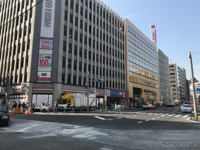 博多駅前2丁目交差点。陥没現場は右前方。