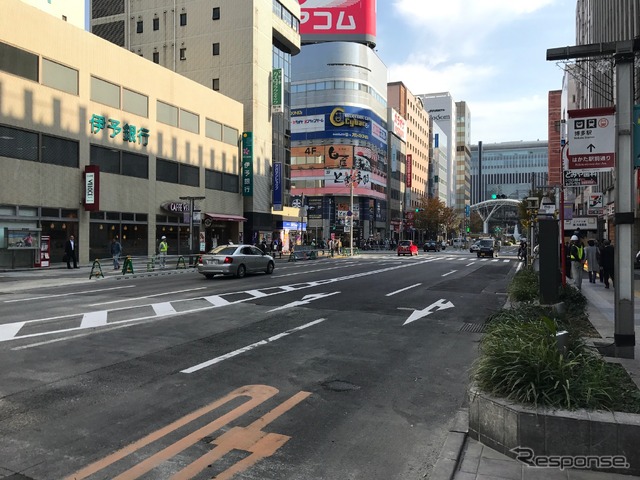 博多駅前2丁目交差点。右手奥が博多駅。