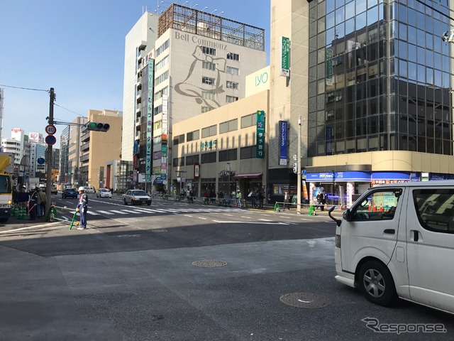 博多駅前2丁目交差点。陥没現場は左前方。