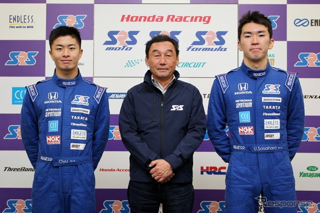 左からスカラシップを獲得した大湯都史樹、中嶋悟校長、笹原右京
