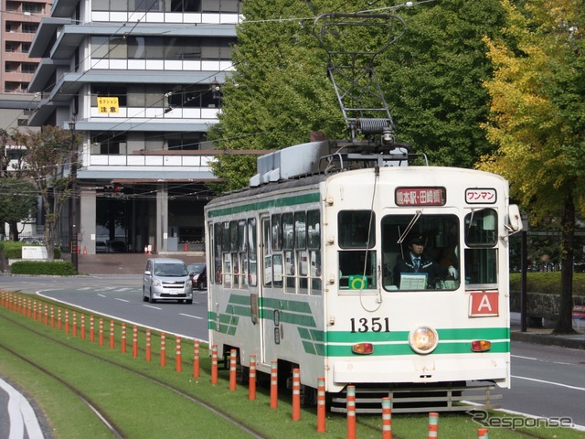 芝生軌道はヒートアイランド現象の抑制などに効果があるとされる。写真は熊本市電の芝生軌道。