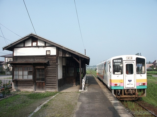 山形鉄道の鉄道事業再構築実施計画がこのほど認定された。写真は山形鉄道が運営するフラワー長井線の西大塚駅。