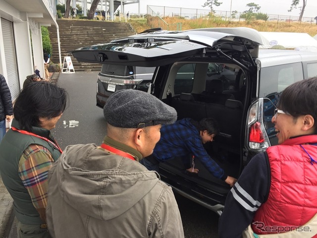 AOG湘南里帰りミーティング2016。メーカー主催イベントながら新車プロモーションの説明要員は配置されない。来場者が全てファンなので、自ら触れて、チェックし、わからないところは会場内にいる社員に直接質問。直に見て触れることで、新しいポイントやお気に入りの点を自分でチェックしている。これもファンがファンを生む理由のひとつかもしれない。現に、このイベントでファンになり、オーテック車を購入した人も少なくない。