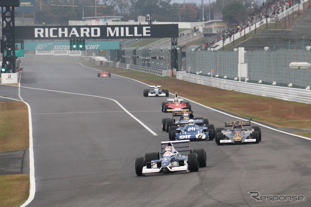 往年のF1マシンで行われたデモレース