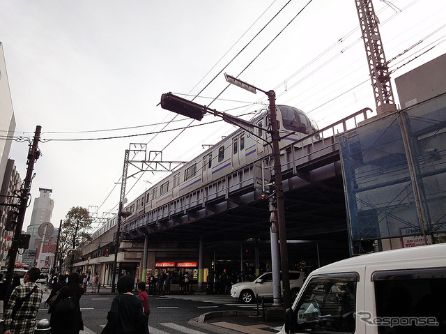 外房線の線路と電車(2016年11月)