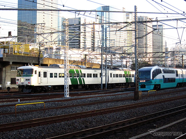 2013年の東海道線上り線電車（写真右）