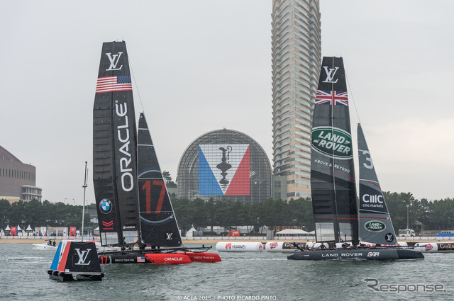 ランドローバーBAR(向かって右)とオラクル・チームUSA(11月18日) (c) ACEA 2016 / Photo Ricardo Pinto