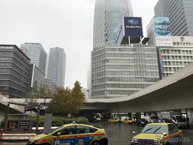 新宿駅西口(11月24日午後) 〈撮影 高木啓〉