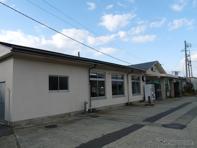 北山形駅東口の旧駅舎。