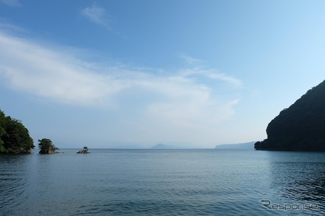 丹後半島北部の漁村、伊根より天橋立方面を望む。