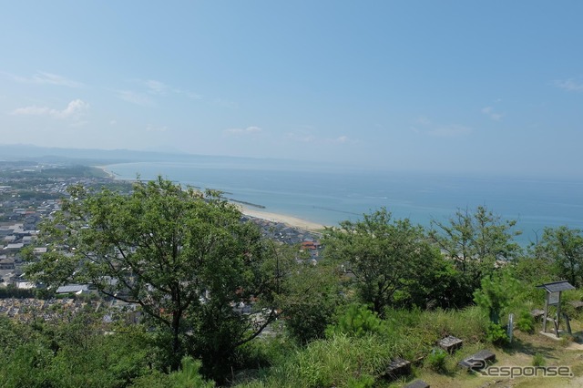 奉納山の山頂からは出雲国風土記にある「国引き」の舞台となった稲佐の浜が一望できる。クルマでも登れるが、徒歩でも15分程度。ドライブの合間のいい運動になる。