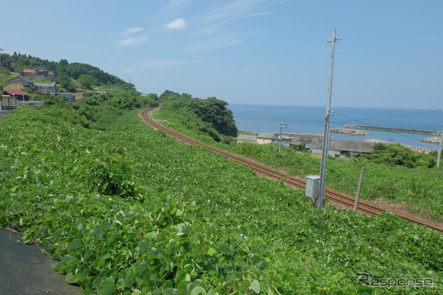 出雲を過ぎると街も人もめっきり減る。山陰本線もこのあたりは非電化のままだ。