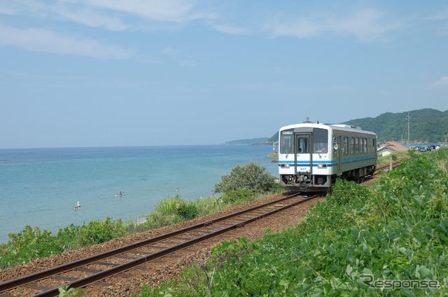 山陰本線江津～浜田間を走る普通列車。益田まではまだ本数は多い。