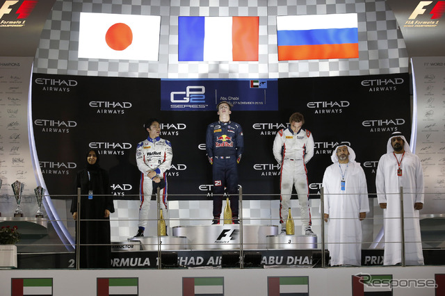 GP2の今季最終戦アブダビ、レース1で松下信治(左)は2位表彰台を獲得。