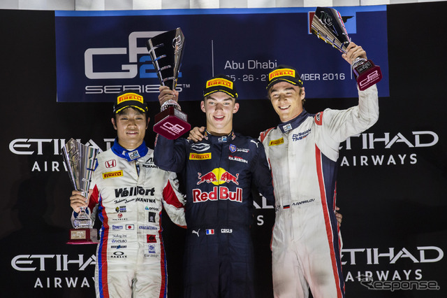 GP2の今季最終戦アブダビ、レース1で松下信治(左)は2位表彰台を獲得。