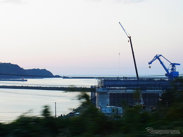 「道の駅ゆうひパーク浜田」付近から見えた浜田港「臨港道路福井4号線」