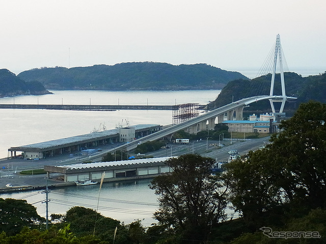 「道の駅ゆうひパーク浜田」付近から見えた浜田港「浜田マリン大橋」