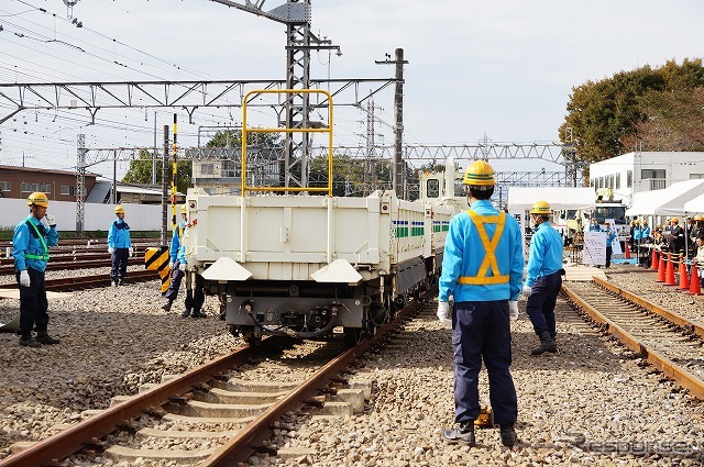 軌道に敷き詰められたバラスト(砕石)を保線用車両で現場に運ぶ。