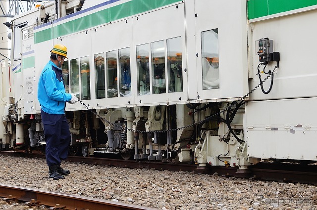 機器の操作は作業員が目視で確認しながら行う。