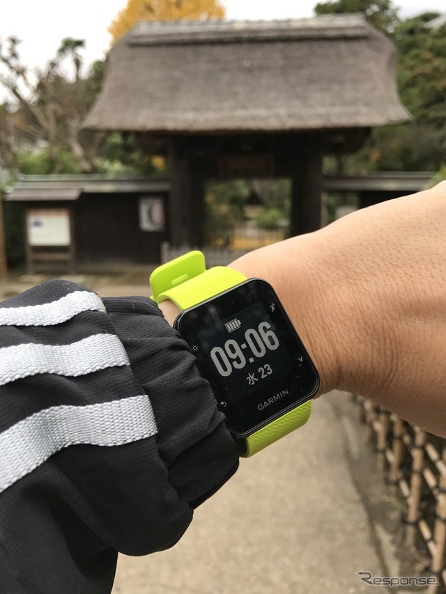 モノクロディスプレーのシンプルなデジタル表示画面。アナログ表示にもできる