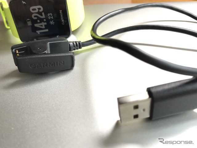 付属の専用チャージングクリップを使用してUSBポートから充電する