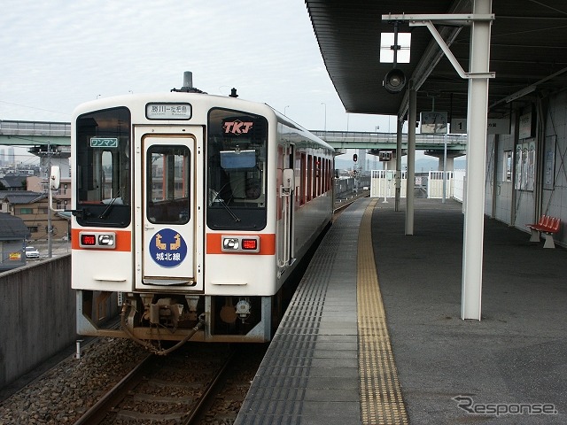 城北線ではJR東海が保有していた旧国鉄気動車や、JR東海の気動車とほぼ同一仕様の新造気動車が運用されていた。写真は1993年から2016年まで運用されていたキハ11形200番台。現在はキハ11形300番台に置き換えられている。