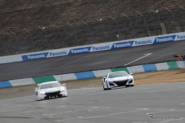 SUEPR GTの『NSX CONCEPT-GT』と併走