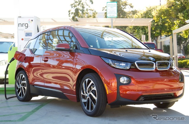 急速充電のコンボを利用して充電するBMW i3