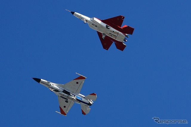 ミサイル等の吊り下げ試験は想定されていないのか、X-2の主翼はF-2と比べても小さめ。