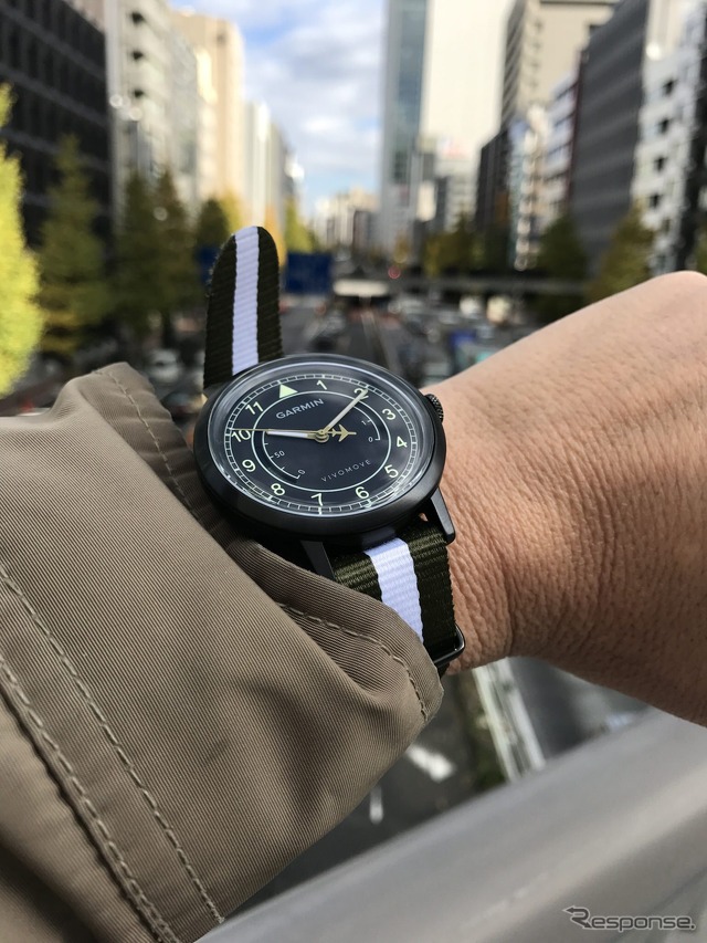 一見してライフログバンドとは見えないのがvivomoveの特徴。カラーはミリタリー
